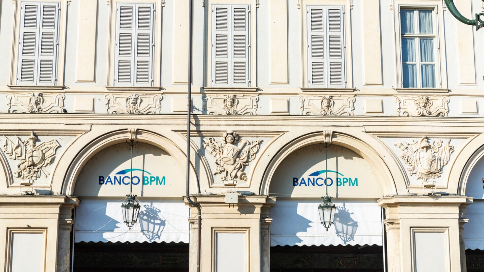Filiale Banco BPM Vista esterna di una filiale del Banco BPM con vetrine e insegna visibile.